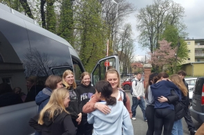 młodzież z wymiany podczas wycieczki przy autobusie