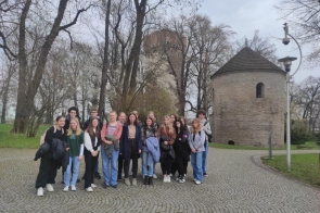 młodzież z wymiany podczas wycieczki przy cieszyńskiej Rotundzie 