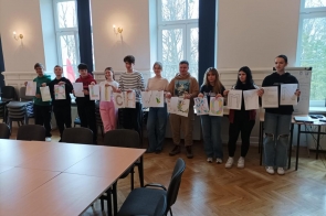 młodzież z wymiany z napisem HERZLICH WILKOMMEN