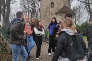 młodzież z wymiany podczas wycieczki przy cieszyńskiej Rotundzie 