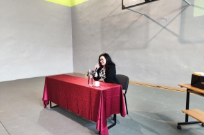 Zdjęcie przedstawia autorkę książek - panią Ninę Majewską-Brown opowiadającą o sobie i swoich książkach 