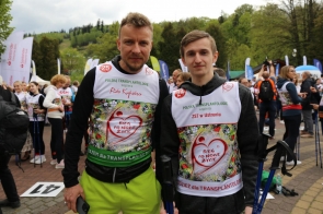 Jakub Wałach (uczeń  ZST w Ustroniu) oraz  Piotr Kupicha, lider zespołu Feel („ jedynka” sztafety) Fot. Jolanta Myrmus