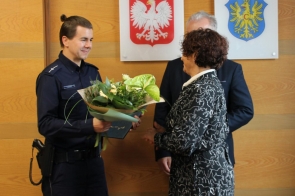 Władze Powiatu wręczają nagrodę najlepszemu dzielnicowemu- Zdjęcie 1