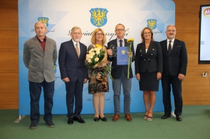 Stanisław Kubicius Przewodniczący Rady Powiatu Cieszyńskiego i Mieczysław Szczurek Starosta Cieszyński w towarzystwie nagrodzonych 