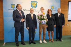 Stanisław Kubicius Przewodniczący Rady Powiatu Cieszyńskiego i Mieczysław Szczurek Starosta Cieszyński w towarzystwie nagrodzonych 