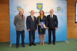 Stanisław Kubicius Przewodniczący Rady Powiatu Cieszyńskiego i Mieczysław Szczurek Starosta Cieszyński w towarzystwie nagrodzonych 