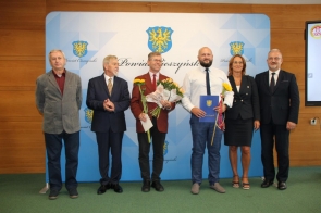 Stanisław Kubicius Przewodniczący Rady Powiatu Cieszyńskiego i Mieczysław Szczurek Starosta Cieszyński w towarzystwie nagrodzonych 