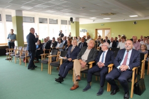 Publiczność na Sali Sesyjnej Starostwa Powiatowego w Cieszynie 