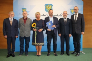 Stanisław Kubicius Przewodniczący Rady Powiatu Cieszyńskiego i Mieczysław Szczurek Starosta Cieszyński w towarzystwie nagrodzonych 