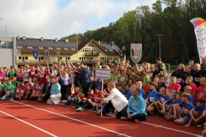 zdjęcie grupowe zawodników ze szkół podstawowych, opiekunów oraz organizatorów 