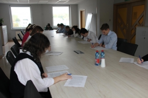 Uczniowie rozwiązujący test 