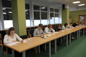 Uczniowie rozwiązujący test 