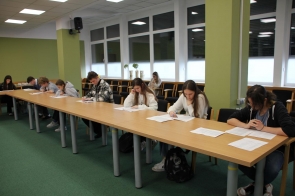 Uczniowie rozwiązujący test 