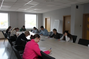 Uczniowie rozwiązujący test 