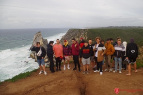 ZST w Ustroniu  z wizytą w Portugalii - grupa uczniów na plaży