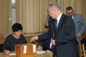 Mieczysław Szczurek głosujący podczas pierwszej sesji Rady Powiatu 