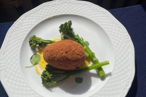 Jajko po szkocku w sosie holenderskim i brokuły bimi