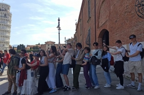 pod krzywa wieza w pizie