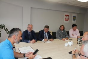 Robotnicy wrócili na plac budowy w Pogwizdowie! - Podpisanie umowy. 