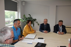 Robotnicy wrócili na plac budowy w Pogwizdowie! - Podpisanie umowy.