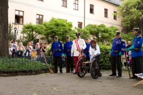 Janina Żagan Starosta Cieszyński odpala armatę podczas 15. Cieszyńskiej Nocy Muzeów 