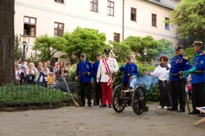 Janina Żagan Starosta Cieszyński odpala armatę podczas 15. Cieszyńskiej Nocy Muzeów 