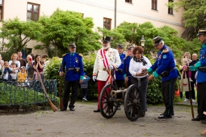 Janina Żagan Starosta Cieszyński odpala armatę podczas 15. Cieszyńskiej Nocy Muzeów 