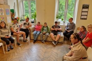  uczniowie Szkoły Przysposabiającej do Pracy przy ZPSWR w Cieszynie odebrali z rąk dyrektora placówki, Pani Agnieszki Kozieł, nagrodę za zajęcie trzeciego miejsca w ogólnopolskim projekcie „Podróże po Polsce”