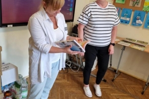 czniowie Szkoły Przysposabiającej do Pracy przy ZPSWR w Cieszynie odebrali z rąk dyrektora placówki, Pani Agnieszki Kozieł, nagrodę za zajęcie trzeciego miejsca w ogólnopolskim projekcie „Podróże po Polsce”