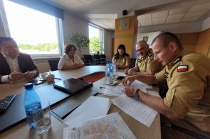 Przy stole siedzą członkowie Społecznego Komitetu Fundacji Sztandaru dla Komendy Powiatowej PSP w Cieszynie