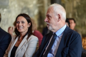 Sylwia Cieślar, wójt Goleszowa i Jan Olbrycht siedzący na krzesłach wśród publiczności. Oboje są ubrani elegancko.