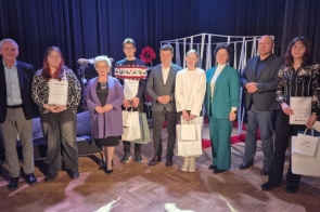 Jury, współorganizatorzy  olimpiady raz z laureatami.