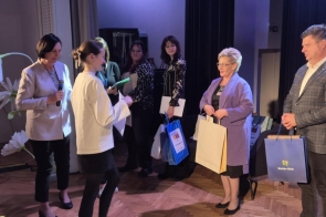 Beata Macura, Członkini Zarządu wręcza nagrodę laureatce drugiego miejsca.