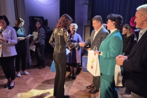 Piotr Kucia Zastępca Prezydenta Miasta Bielska-Białej wręcza nagrodę laureatce trzeciego miejsca.