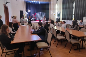 Uczniowie biorący udział w olimpiadzie siedzą przy stołach. Jury objaśnia zasady pisania testu.
