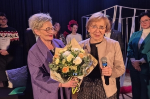 Beata Macura Członkini Zarządu, wręcza kwiaty byłej Przewodniczącej Komisji Zdrowia i Pomocy Społecznej Annie Suchanek w podziękowaniu za wieloletnią pracę i wsparcie przy organizacji olimpiady. 