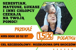 Grafika zachęcająca do przekazania 1,5% podatku na rozbudowę Domu Pomocy Społecznej w Skoczowie. Na zielonym tle czarna, pogrubiona czcionka informuje o potrzebie wsparcia dla podopiecznych. Obok znajduje się zdjęcie starszego mężczyzny z chłopcem na ramionach.