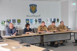 Starosta cieszyńska Janina Żagan i Zenon Woźniak, kierownik Biura Bezpieczeństwa i Zarządzania Kryzysowego, z przedstawicielami PSP podczas posiedzenia sztabu o przygotowaniach do intensywnych opadów i zabezpieczeniu obozowisk.