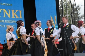 Zespół folklorystyczny w tradycyjnych strojach śląskich występuje na scenie podczas Dożynek Powiatowo-Gminnych w Goleszowie.