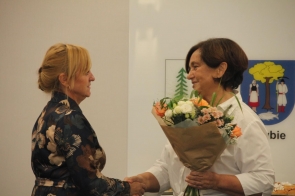 Starosta Cieszyński przekazuje dyrektorce bukiet kwiatów.