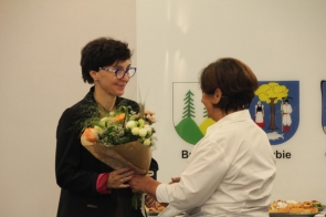 Starosta Cieszyński przekazuje dyrektorce bukiet kwiatów.