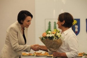 Starosta Cieszyński przekazuje dyrektorce bukiet kwiatów.