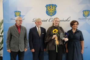 Nagrodę za 3 miejsce w Igrzyskach Dzieci odbiera  reprezentantka Szkoły Podstawowej nr 3 z Oddziałami Integracyjnymi im. Janusza Korczaka  w Cieszynie.