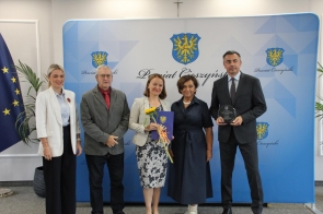 Nagrodę za 2 miejsce w Licealiadzie odbierają reprezentanci I Liceum Ogólnokształcącego im. Antoniego Osuchowskiego w Cieszynie.