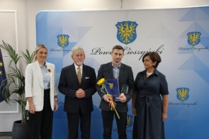 Nagrodę  Powiatu Cieszyńskiego odbiera Przemysław Kolondra  trener KS Akademia Sparta Skoczów.