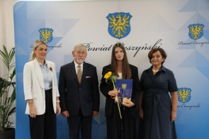 Wyróżnienie  odbiera Kinga Gazurek zawodniczka MKS Istebna.