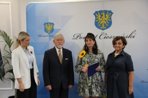 Nagrodę Powiatu Cieszyńskiego w imieniu Ilony Sztwiertni odbiera mama laureatki.