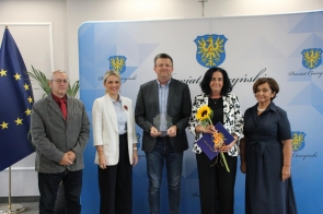 Nagrodę  za 2 miejsce w Igrzyskach Młodzieży odbierają reprezentanci Szkoły Podstawowej nr 2 z Oddziałami Integracyjnymi im. 4 Pułku Strzelców Podhalańskich w Cieszynie.