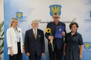 Wyróżnienie Powiatu Cieszyńskiego w imieniu Pawła Wąska odbiera Zbigniew Wuwer Prezes WSS Wisła.