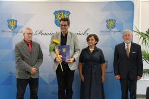 Statuetkę  za zajęcie 1 miejsca we współzawodnictwie sportowym gmin odbiera Rajmund Dedio Burmistrz Miasta Skoczów.